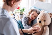 Manche Kinder fürchten sich vor ihrem Arzt oder ihrer Ärztin. Manche Kinder fürchten sich vor ihrem Arzt oder ihrer Ärztin.
